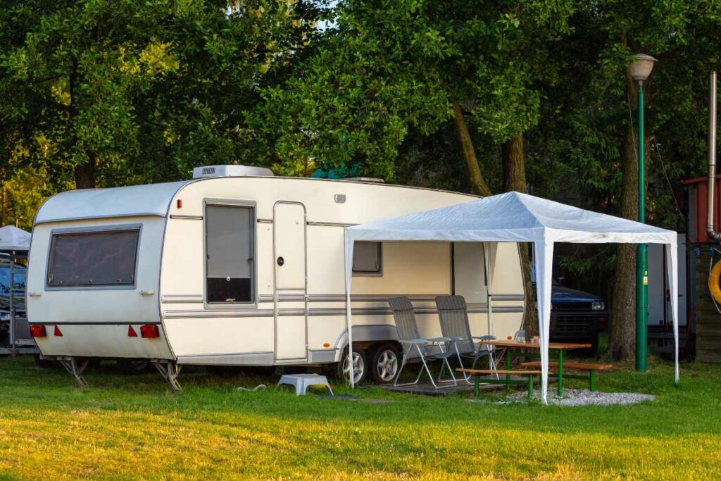 vérifier et ajuster la pression des pneus de votre caravane