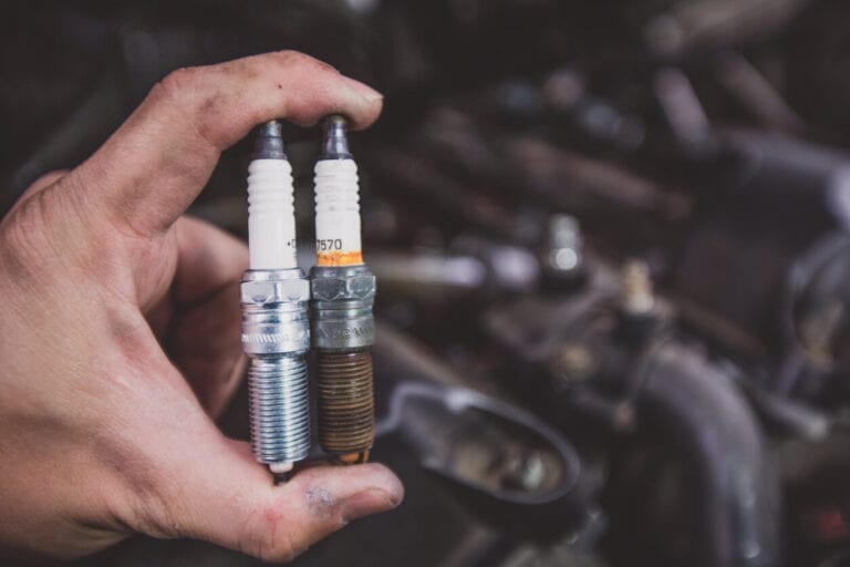 cause de tremblement voiture au point mort : câblage des bougies et bobine d'allumage