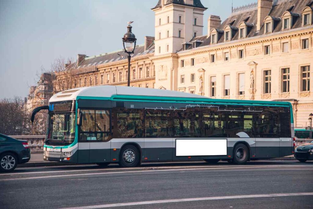 combien de place dans un bus urbain